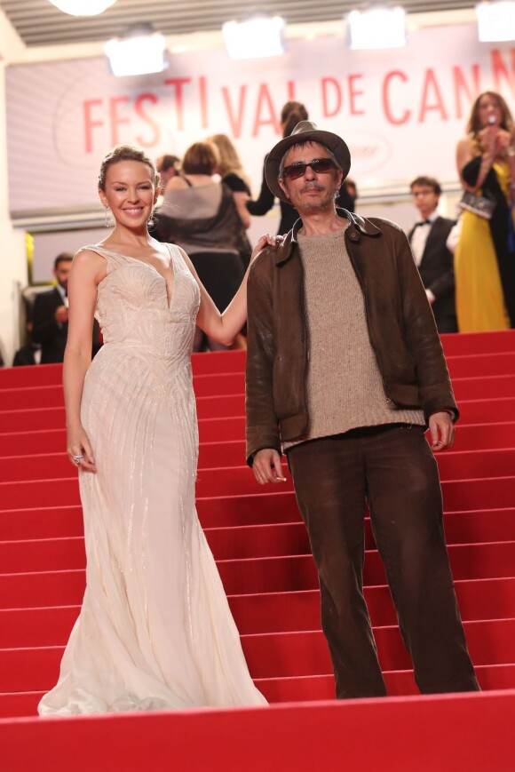 Leos Carax et Kylie Minogue montent les marches pour Les Salauds à Cannes, le 21 mai 2013.
