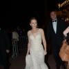Kylie Minogue se ballade seule sur la croisette à Cannes le 21 mai 2013 après la soirée sur la plage Magnum