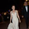 Kylie Minogue se ballade seule sur la croisette à Cannes le 21 mai 2013 après la soirée sur la plage Magnum