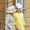 Kate Middleton, enceinte de 7 mois et rayonnante dans un manteau Emilia Wickstead, complice avec Camilla Parker Bowles lors de la garden party du 22 mai 2013 offerte à Buckingham par la reine Elizabeth II.