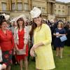 Kate Middleton, enceinte de 7 mois et rayonnante dans un manteau Emilia Wickstead, prenait part à la garden party du 22 mai 2013 offerte à Buckingham par la reine Elizabeth II.
