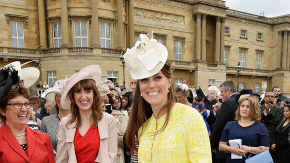 Kate Middleton, enceinte de 7 mois : Solaire en garden party royale à Buckingham