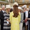 Kate Middleton, enceinte de 7 mois et rayonnante dans un manteau Emilia Wickstead, prenait part à la garden party du 22 mai 2013 offerte à Buckingham par la reine Elizabeth II.