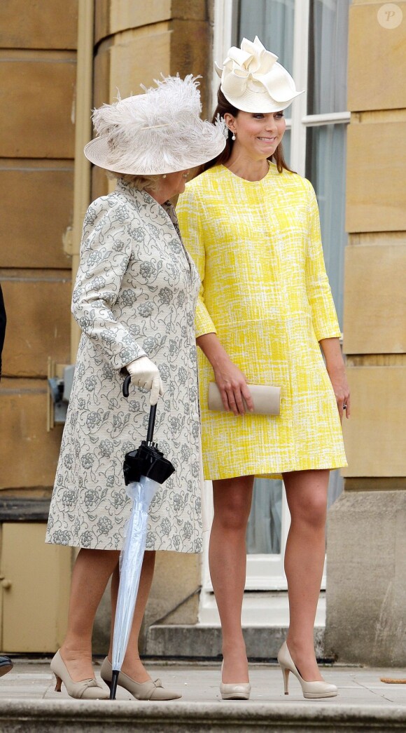 Kate Middleton, enceinte de 7 mois et rayonnante dans un manteau Emilia Wickstead, complice avec Camilla Parker Bowles lors de la garden party du 22 mai 2013 offerte à Buckingham par la reine Elizabeth II.