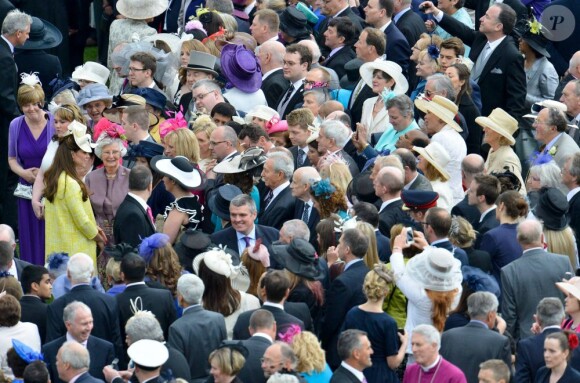Kate Middleton se fraye un chemin jusqu'à la tente VIP lors de la garden party de Bukingham le 22 mai 2013