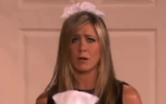 Jennifer Aniston déguisée en maid sexy dans un sketch diffusé à l'occasion du Ellen DeGeneres Show, le 22 mai 2013, dans lequel la star retrouve son père, le célèbre acteur John Aniston.