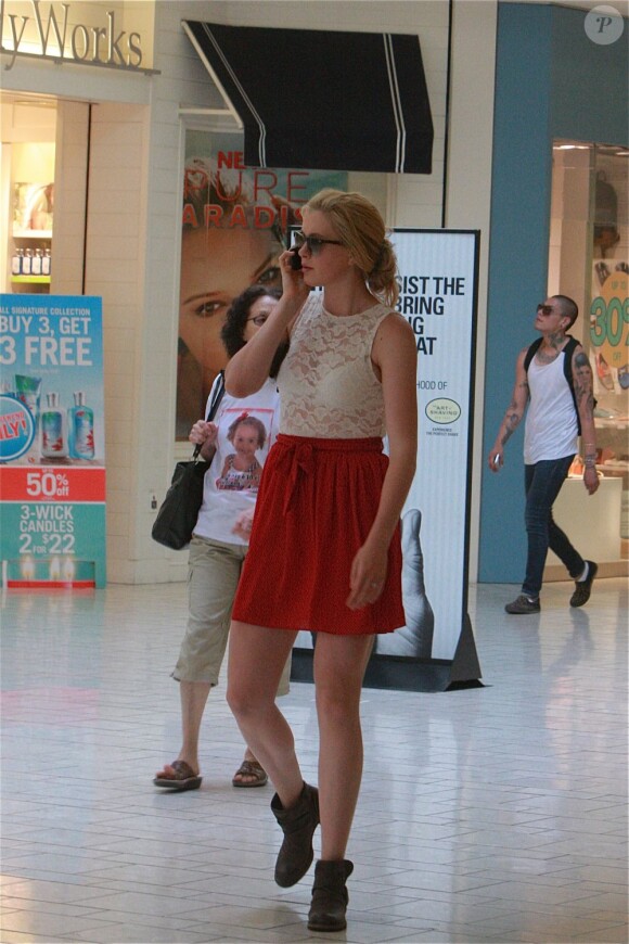 Exclusif - Ireland Baldwin en virée shopping dans un centre commercial à Los Angeles, le 22 mai 2013.