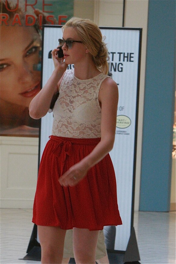 Exclusif - Ireland Baldwin de sortie dans un centre commercial de Los Angeles, le 22 mai 2013.