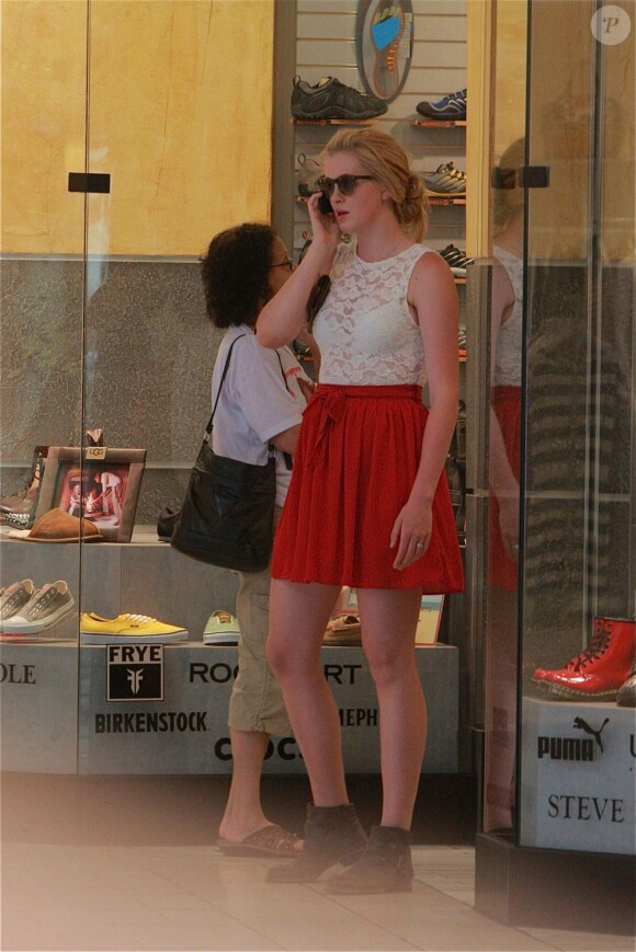 Exclusif - Ireland Baldwin dans un centre commercial de Los Angeles, le 22 mai 2013.