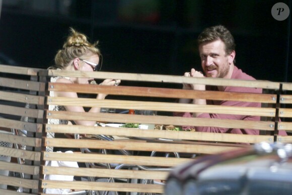 L'acteur américain Jason Segel déjeune et fait du shopping avec une jeune femme qui pourrait être sa petite amie à West Hollywood, le 19 mai 2013.