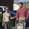 Jason Segel déjeune et fait du shopping avec une jeune femme qui pourrait être sa girlfriend à West Hollywood, le 19 mai 2013.