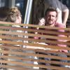 L'acteur Jason Segel déjeune et fait du shopping avec une jeune femme qui pourrait être sa petite amie à West Hollywood, le 19 mai 2013.