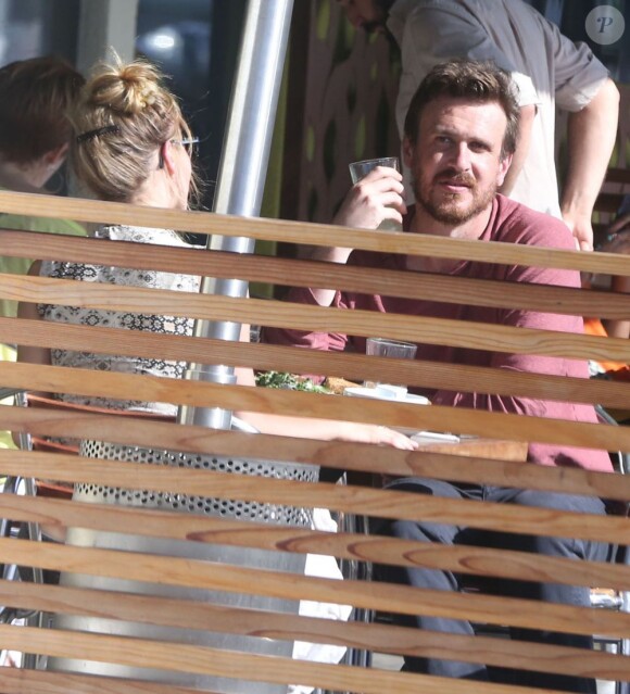 L'acteur Jason Segel déjeune et fait du shopping avec une jeune femme qui pourrait être sa petite amie à West Hollywood, le 19 mai 2013.
