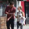 Jason Segel déjeune et fait du shopping avec une jeune femme qui pourrait être sa petite amie à West Hollywood, le 19 mai 2013.
