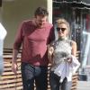 Jason Segel déjeune et fait du shopping avec une femme qui pourrait être sa petite amie à West Hollywood, le 19 mai 2013.