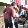 Jason Segel déjeune et fait du shopping avec une jeune femme qui pourrait être sa petite amie à West Hollywood, le 19 mai 2013.