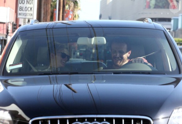 Jason Segel déjeune et fait du shopping avec une jeune femme qui pourrait être sa petite amie à West Hollywood, le 19 mai 2013. L'acteur et la jeune femme étaient très complices.
