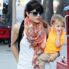 Selma Blair et son fils Arthur au Farmers Market de Beverly Hills, à Los Angeles, le 20 mai 2013.