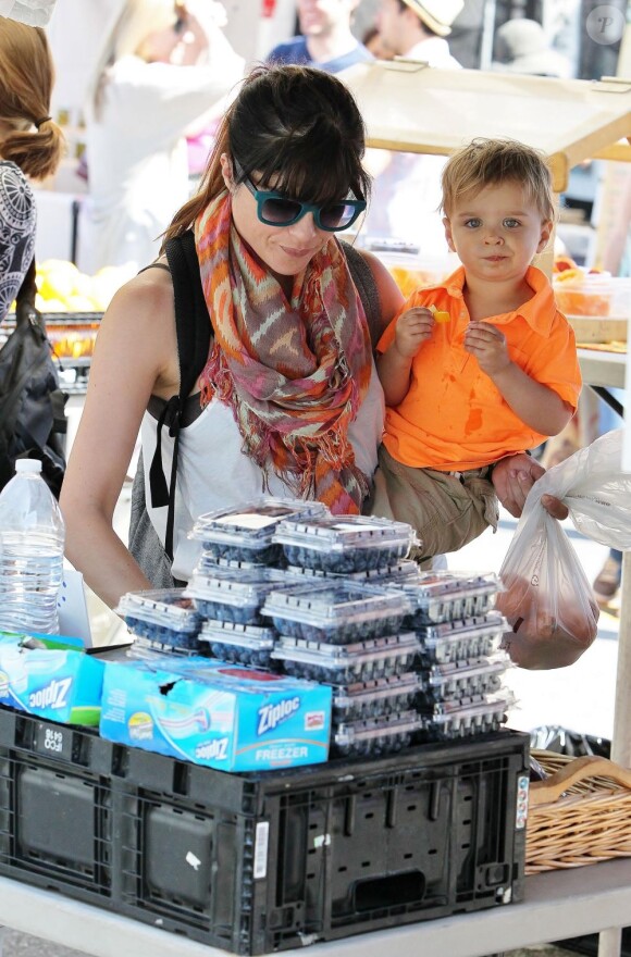 L'actrice Selma Blair et son fils Arthur au Farmers Market de Beverly Hills, à Los Angeles, le 20 mai 2013.