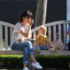 Selma Blair et son fils Arthur partagent une glace au centre commercial The Grove, à Los Angeles, le 14 mai 2013.