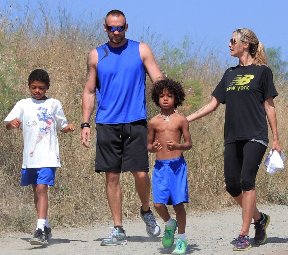 Heidi Klum, Martin Kirsten et les petits Henry et Johan (7 et 6 ans) font de la randonnée à Baldwin Park. Le 19 mai 2013.