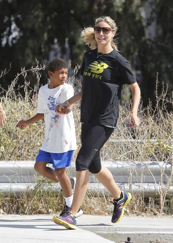 Heidi Klum et son fils Henry font de la randonnée à Baldwin Park. Le 19 mai 2013.