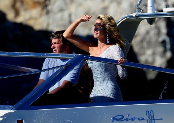 Arrivée par bateau à Cannes pour Heidi Klum, qui effectue une rapide apparition sur les marches du Palais des Festivals. Le 23 mai 2013.