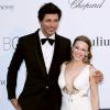 Kylie Minogue et son petit ami Andres Velencoso au photocall de la soirée AmfAR's 20th Cinema Against AIDS à l'Eden Roc au Cap d'Antibes lors du 66e Festival du film de Cannes, le 23 mai 2013.