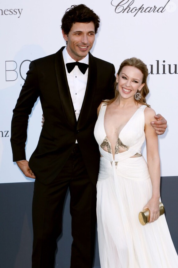 Kylie Minogue et son petit ami Andres Velencoso au photocall de la soirée AmfAR's 20th Cinema Against AIDS à l'Eden Roc au Cap d'Antibes lors du 66e Festival du film de Cannes, le 23 mai 2013.
