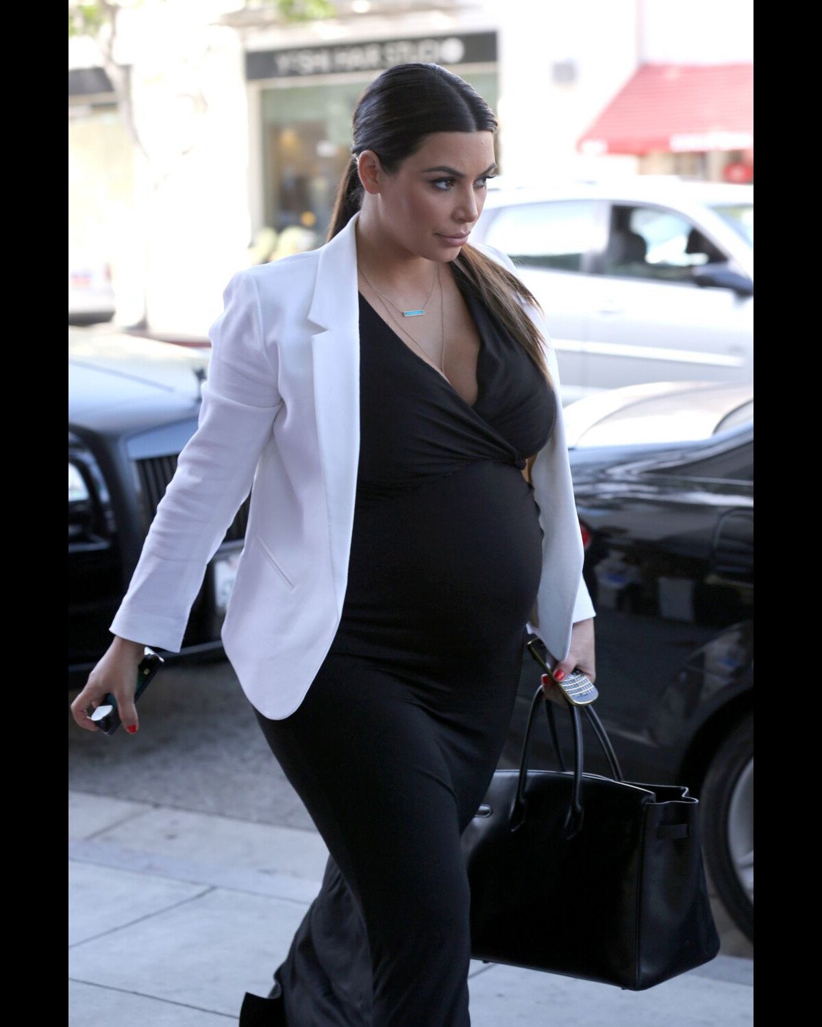 Photo Kim Kardashian Enceinte Et Chic En Noir Et Blanc Arrive Au Restaurant La Scala à 8266