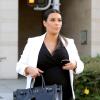 Kim Kardashian, enceinte et chic en noir et blanc, arrive au restaurant La Scala à Beverly Hills. Le 24 mai 2013.