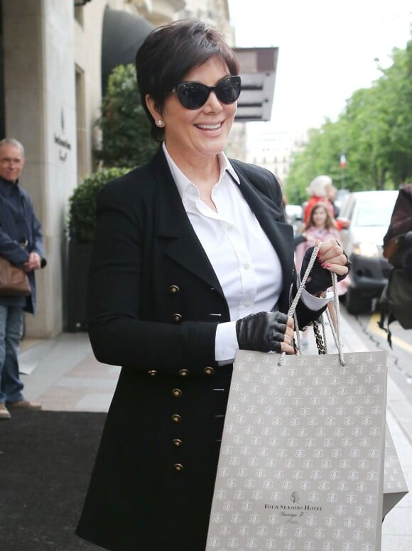 Kris Jenner quitte le George V. Paris, le 22 mai 2013.