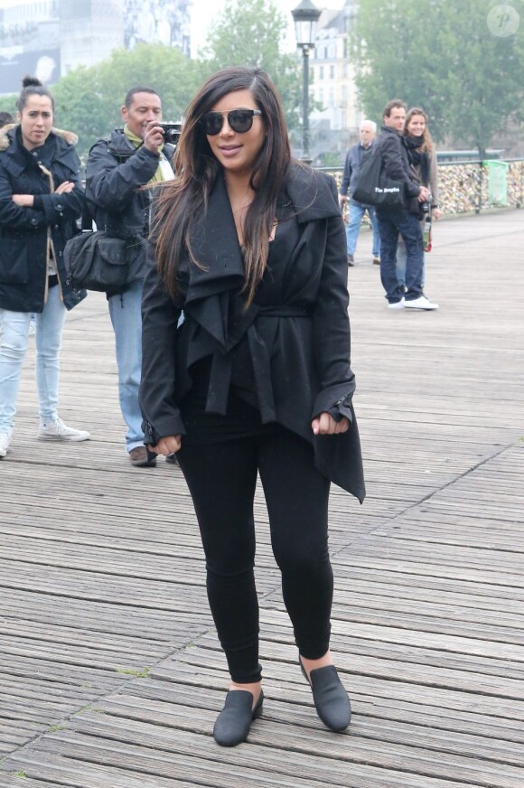 Kim Kardashian visite le Pont des Arts après une petite séance shopping dans les boutiques Colette et Ovale. Paris, le 21 mai 2013.