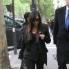 Kim Kardashian, enceinte et tout de noir vêtue, fait un peu de shopping à Paris. Le 21 mai 2013.