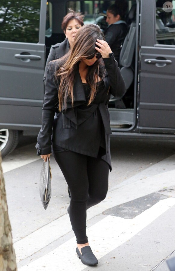 Kim Kardashian, enceinte et tout de noir vêtue, fait un peu de shopping à Paris. Le 21 mai 2013.