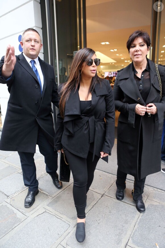 Kim Kardashian et sa mère Kris Jenner à leur sortie du concept store Colette. Paris, le 21 mai 2013.