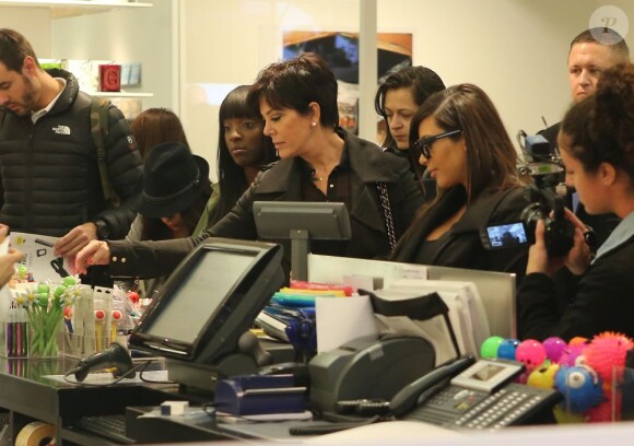 Kim Kardashian et sa mère Kris Jenner font quelques achats dans la boutique Colette. Paris, le 21 mai 2013.