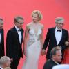 Ang Lee, Christoph Waltz, Nicole Kidman (habillée par Armani), Steven Spielberg et Naomi Kawase lors de la montée des marches pour la clôture du Festival de Cannes le 26 mai 2013