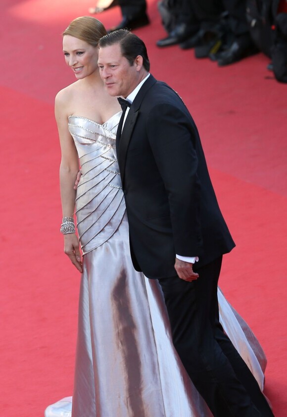 Uma Thurman et Arpad Busson lors de la montée des marches pour la clôture du Festival de Cannes le 26 mai 2013
