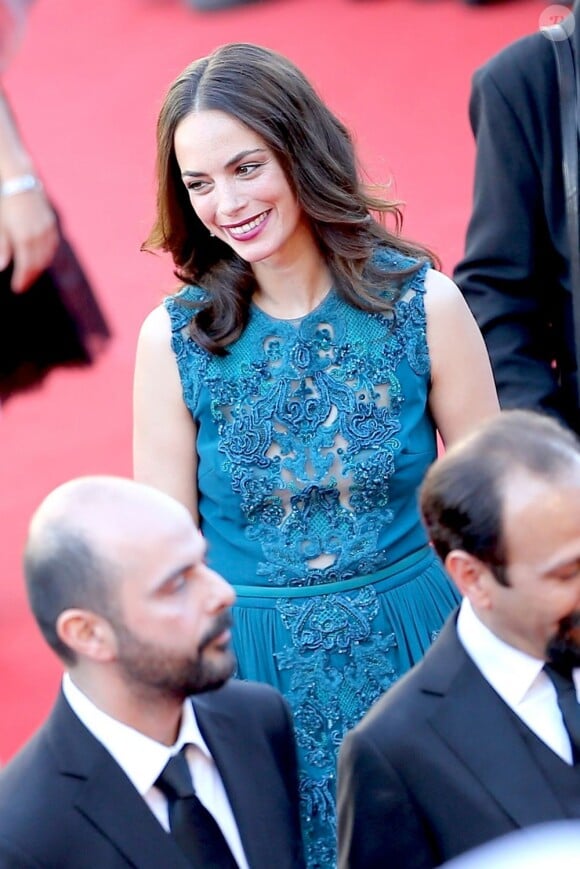 Bérénice Bejo (habillée par Elie Saab) lors de la montée des marches pour la clôture du Festival de Cannes le 26 mai 2013