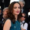 Bérénice Bejo sans une robe Elie Saab, lors de la montée des marches pour la clôture du Festival de Cannes le 26 mai 2013