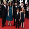 L'équipe du film Le Passé : les acteurs Ali Mosaffa, Elyes Aguis, Jeanne Jestin, le réalisateur Asghar Farhad, l'actrice Bérénice Bejo et le producteur Alexandre Mallet-Guy lors de la montée des marches pour la clôture du Festival de Cannes le 26 mai 2013