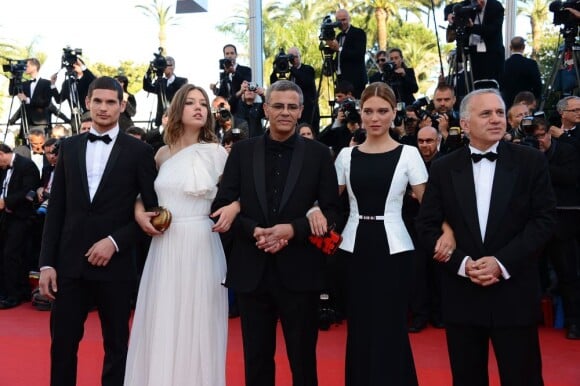 L'équipe du film La Vie d'Adèle : le producteur Brahim Chioua, l'actrice Léa Seydoux, le réalisateur Abdellatif Kechiche, l'actrice Adèle Exarchopoulos et l'acteur Jérémie Laheurte lors de la montée des marches pour la clôture du Festival de Cannes le 26 mai 2013