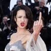 Asia Argento fait un doigt d'honneur sur les marches - Clôture du 66e Festival du film de Cannes, le 26 mai 2013.