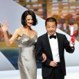  Asia Argento a remis le prix du scénario à   Jia ZhangKe pour "A Touch of Sin" (Une touche de péché) lors de la cérémonie de clôture du 66e Festival de Cannes, le 26 mai 2013. 