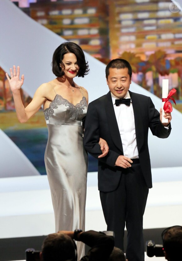 Asia Argento a remis le prix du scénario à Jia ZhangKe pour "A Touch of Sin" (Une touche de péché) lors de la cérémonie de clôture du 66e Festival de Cannes, le 26 mai 2013.