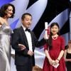 Asia Argento a remis le prix du scénario à Jia ZhangKe pour "A Touch of Sin" (Une touche de péché) lors de la cérémonie de clôture du 66e Festival de Cannes, le 26 mai 2013.