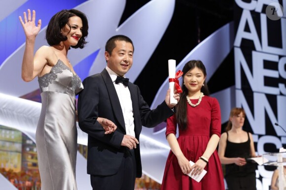 Asia Argento a remis le prix du scénario à Jia ZhangKe pour "A Touch of Sin" (Une touche de péché) lors de la cérémonie de clôture du 66e Festival de Cannes, le 26 mai 2013.