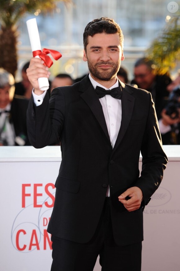 Oscar Isaac pose avec le Grand Prix du film Inside Llewyn Davis au Palais Des Festivals, Cannes, le 26 mai 2013.