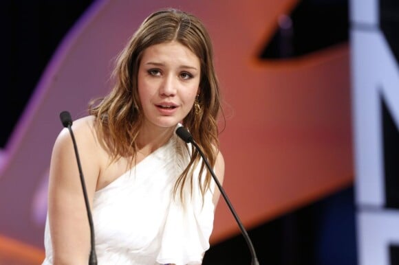 La révélation du festival Adèle Exarchopoulos en larmes alors que son film reçoit la Palme d'Or pendant la cérémonie de clôture du 66e Festival de Cannes, le 26 mai 2013.